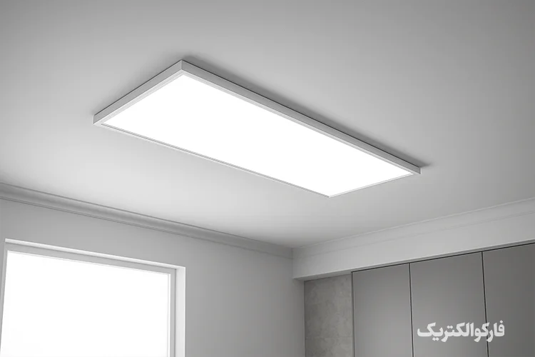 چراغ بک‌لایت LED روشن نصب‌شده در سقف یک محیط داخلی مدرن با نور یکنواخت و سفید