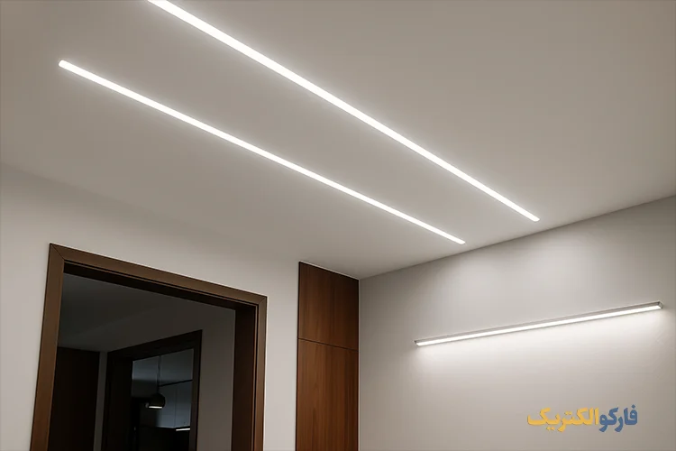 چراغ خطی LED روشن در سقف یک فضای داخلی مدرن با طراحی مینیمال و نور یکنواخت