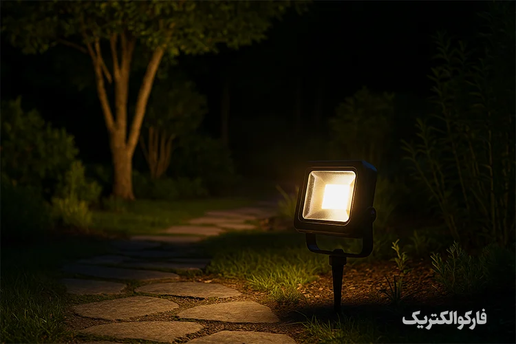 نورافکن LED روشن‌کننده مسیر و فضای سبز در شب افراتاب